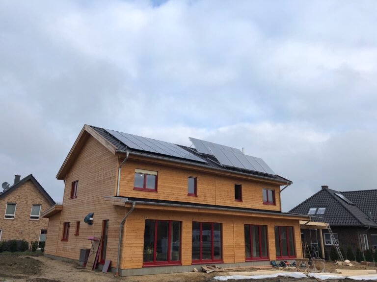 Sonnenhaus mit Sonnenstrom (PV) u. Sonnenwärme Weitere Informationen: https://www.sonnenhaus-institut.de/solararchitektur/solarhaeuser/sonnenhaus-garlich